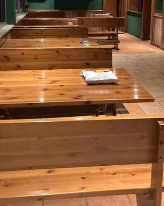 Panche  e tavoli in legno