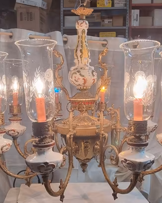 Lampadario anni 70 ottone e porcellana dipinta