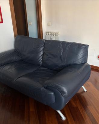 Due divani Nicoletti in pelle blu