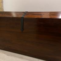 Baule in legno scuro