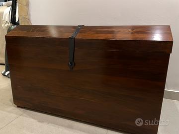 Baule in legno scuro