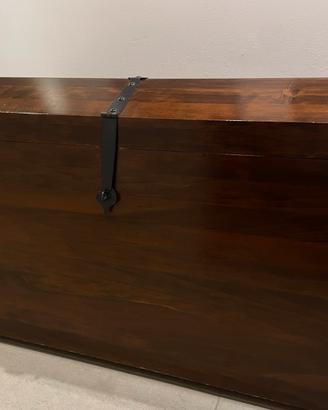 Baule in legno scuro