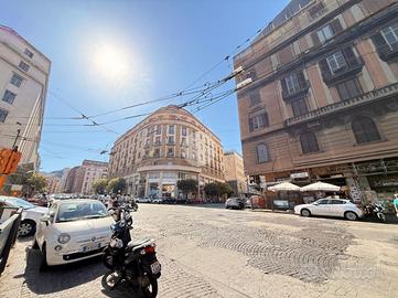 NEGOZIO A NAPOLI