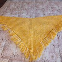 Scialle in lana lavorata a mano