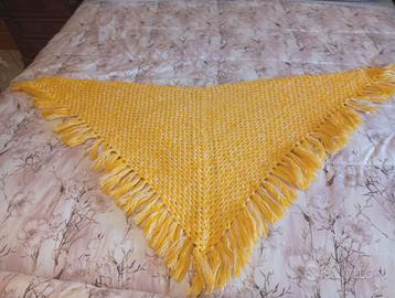 Scialle in lana lavorata a mano