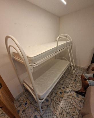 2 LETTI A CASTELLO BIANCHI E 4 MATERASSI SINGOLI 