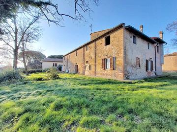 Rustico / Casale di 300 m² con più di 5 locali e b