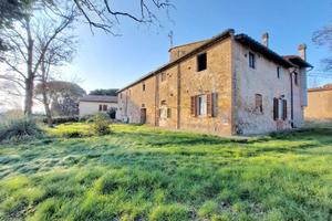 Rustico / Casale di 300 m² con più di 5 locali e b