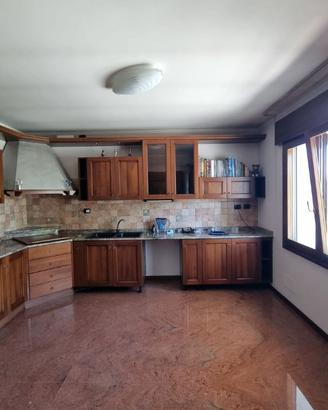 Cucina angolare in arte povera