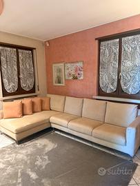 Divano in alcantara color miele