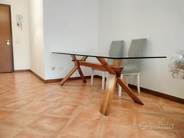Tavolo il cristallo e legno con piccola scheggiatt