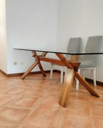 Tavolo il cristallo e legno con piccola scheggiatt