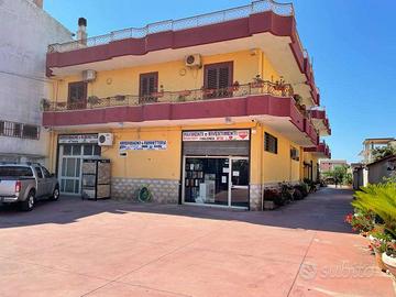 Palazzo / Stabile di 1000 m² con più di 5 locali a