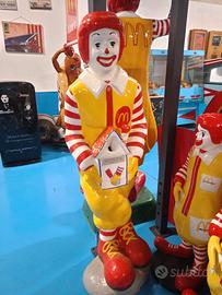 Statua fondazione Ronald MC Donald's