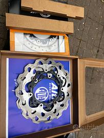 Parabrezza, portapacchi , forcella,ecc harley