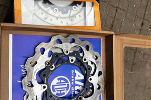 Parabrezza, portapacchi , forcella,ecc harley