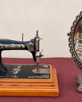 Macchina da cucire d’epoca + specchio vintage
