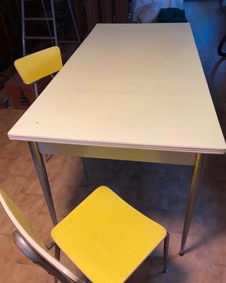 tavolo vintage giallo 