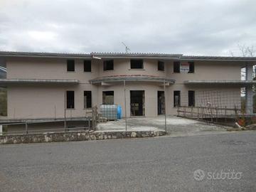Casa indipendente di 700 m² con più di 5 locali e 