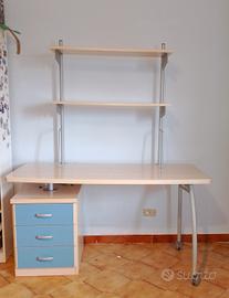 scrivania con 2 mensole