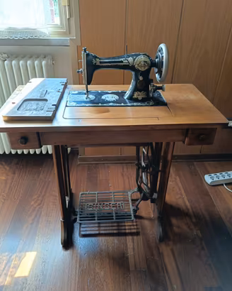 Singer antica origibale 1986 con mobile a pedale