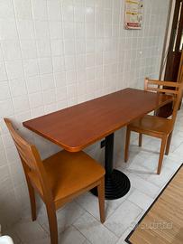 Tavolo con base da cucina con due sedie