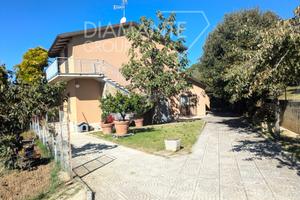 Casa singola divisa in due unità abitative