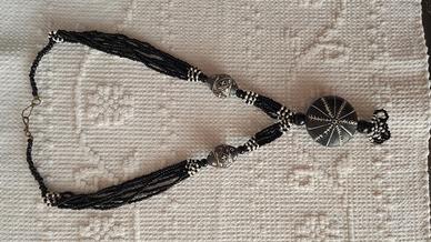 Collana nera con pendente decorativo
