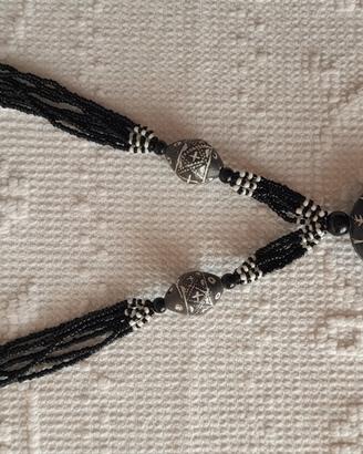 Collana nera con pendente decorativo