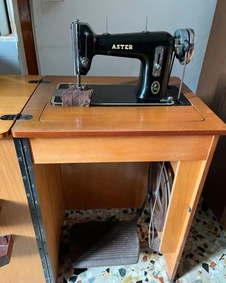 Macchina da cucire vintage ASTER a pedale con mobi