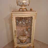 Vetrina in legno avorio/oro con piano in marmo