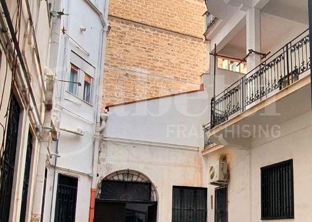 Oreto/Policlinico Ristrutturato 2 vani piano terra