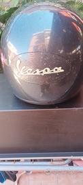 casco marcato vespa sul retro