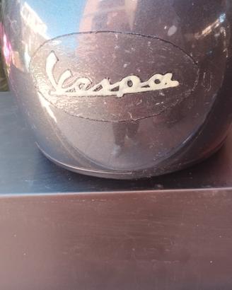 casco marcato vespa sul retro