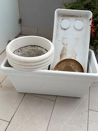 Vasi in plastica bianchi