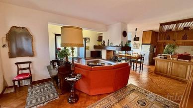 Villa di 216 m² con più di 5 locali a Zumaglia
