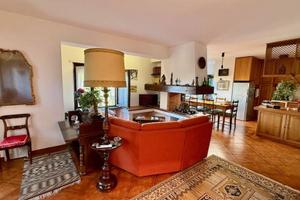 Villa di 216 m² con più di 5 locali a Zumaglia