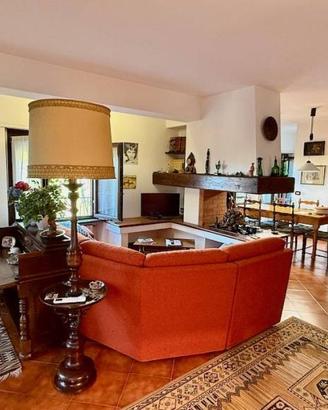 Villa di 216 m² con più di 5 locali a Zumaglia