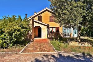 VILLA SINGOLA A FABRIANO