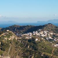 Rustico, terreno, grotta e cisterna