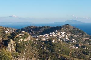 Rustico, terreno, grotta e cisterna