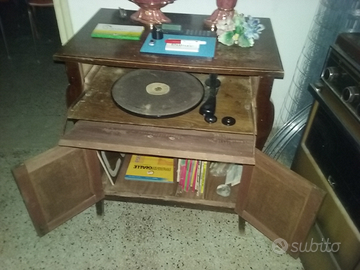 Mobile con giradischi antico e dischi