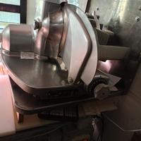 Affettatrice per carni professionale