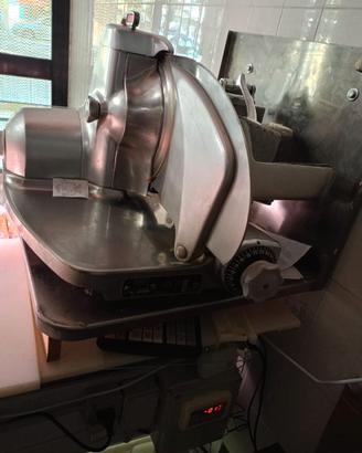 Affettatrice per carni professionale