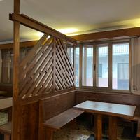 Tavoli e sedie in legno massiccio