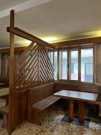 Tavoli e sedie in legno massiccio