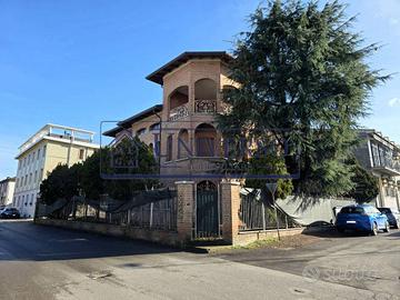 Villa di 380 m² con più di 5 locali e box auto a V
