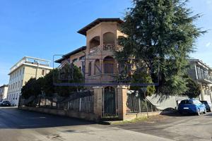 Villa di 380 m² con più di 5 locali e box auto a V