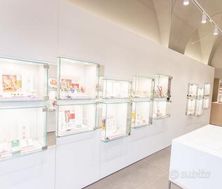 Arredamento completo di vetrine  per negozio.