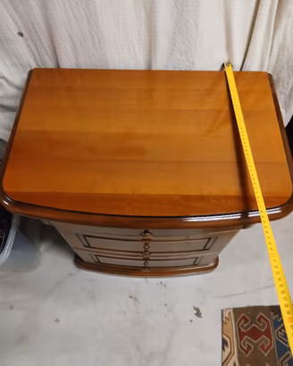 Coppia di comodini in legno